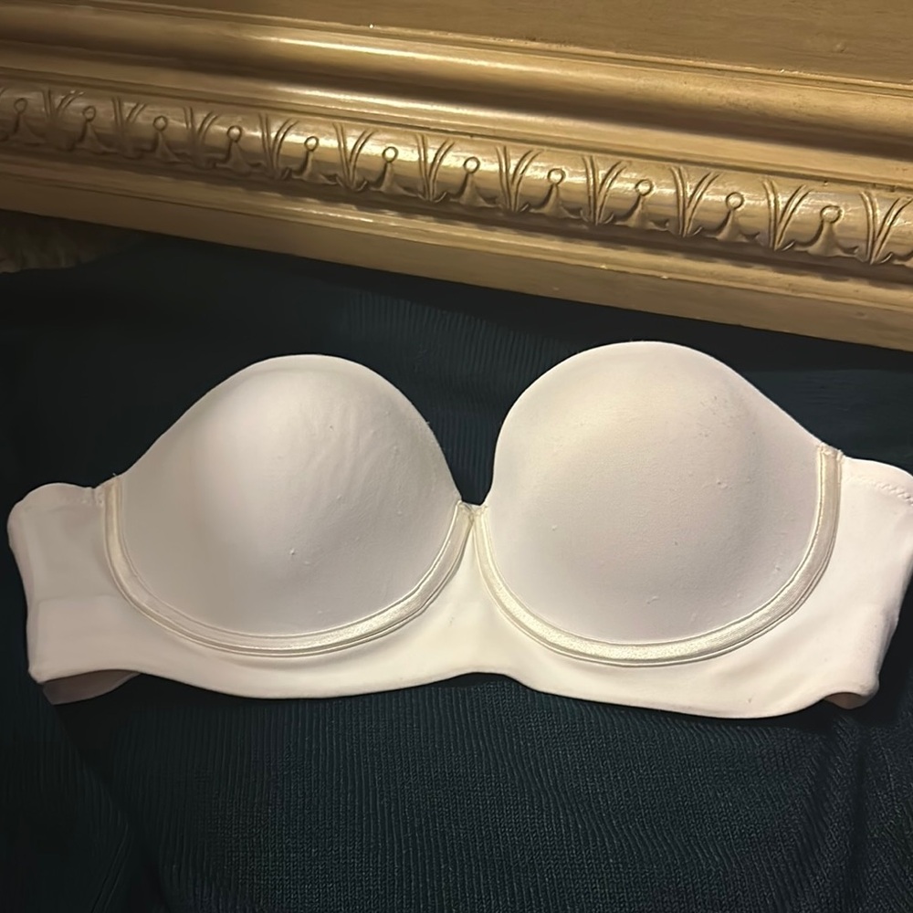 Elegant White Strapless Bra